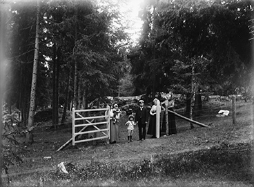 Människor i skog vid 1900-talets början